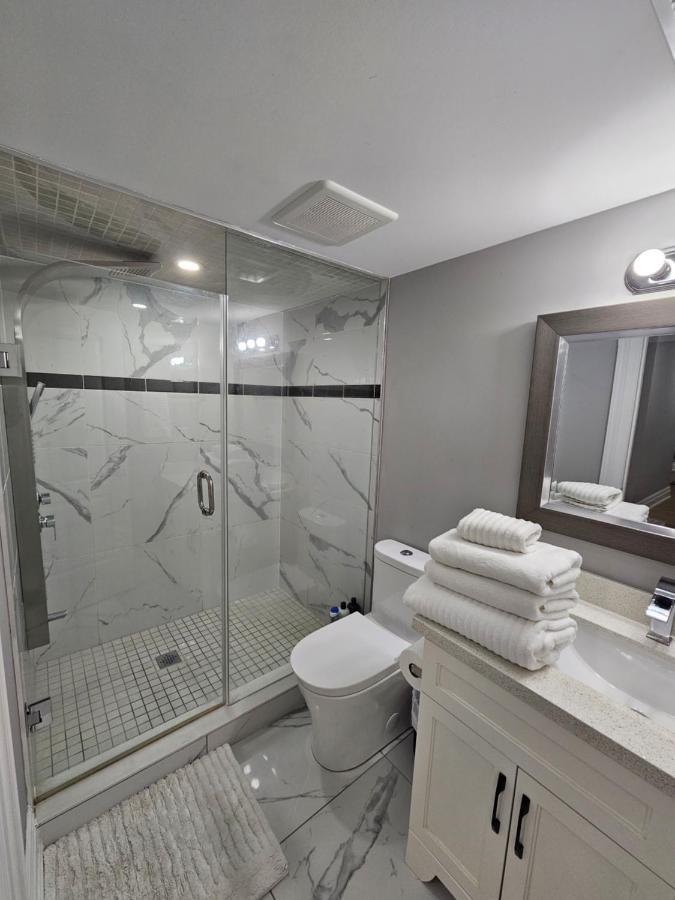 Basement Apartment In Luxury Beach House Торонто Экстерьер фото