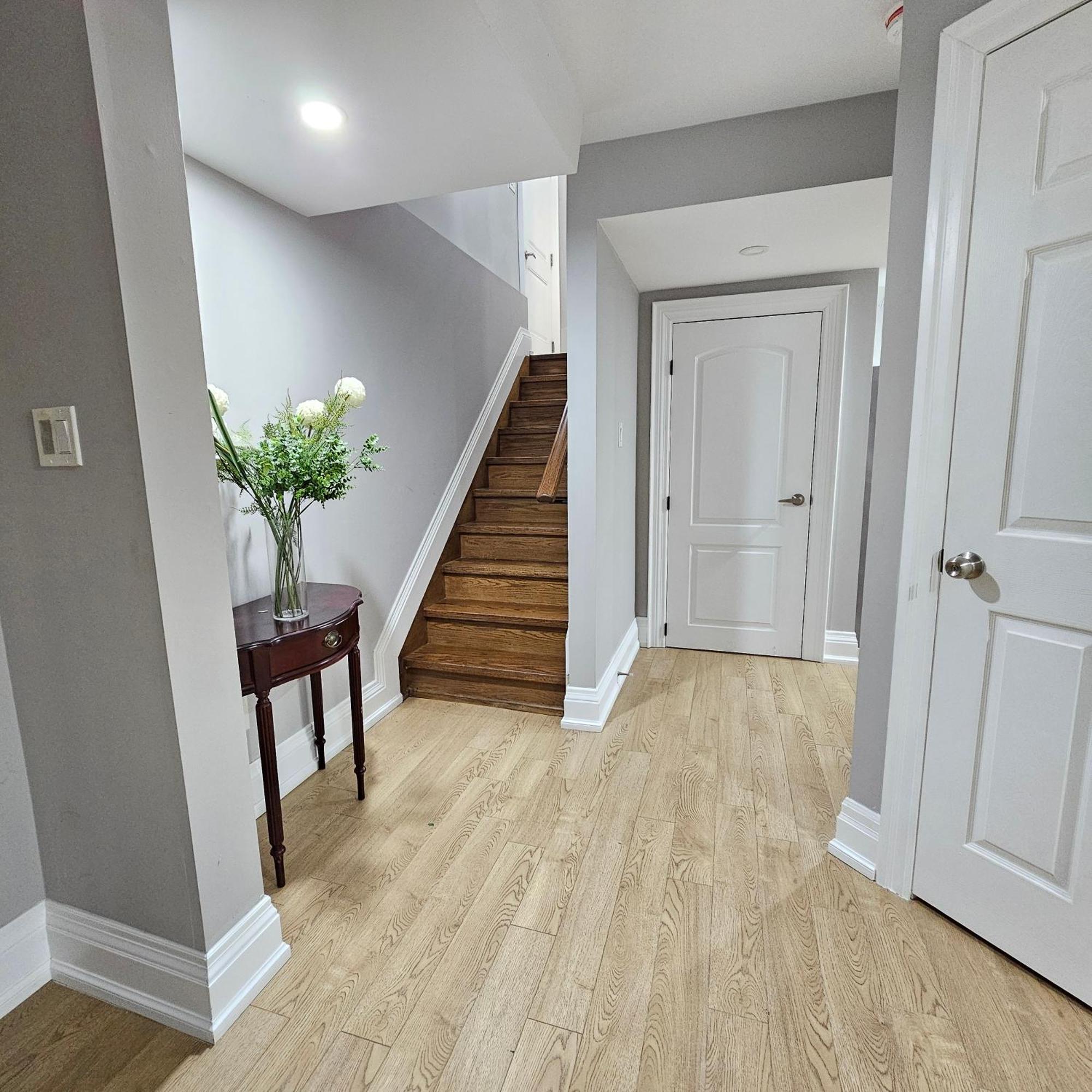 Basement Apartment In Luxury Beach House Торонто Экстерьер фото